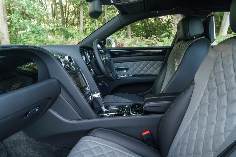 Интерьер Bentley Flying Spur V8 S 2016 года  (UK) (фото 8 из 14)